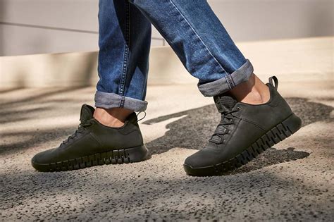 ecco men's sneaker shoes.